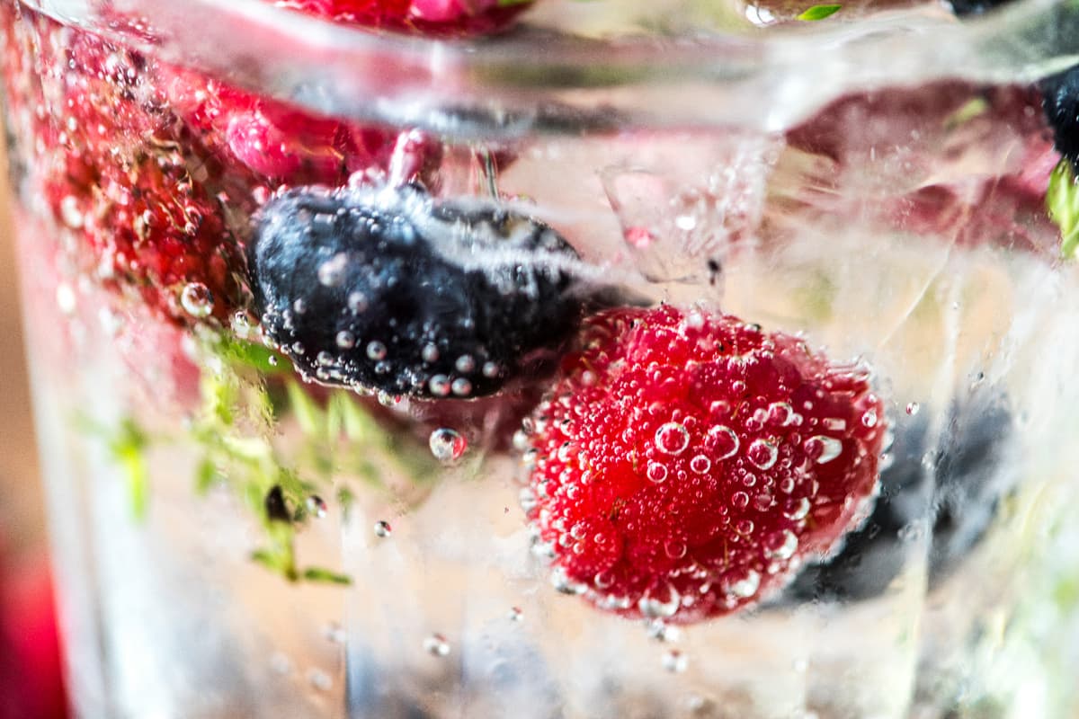 Ozonator cleaning fruits and vegetables